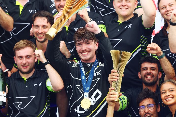 Dan Ticktum a CUPRA KIRO első győztes trófeáját tartja a Formula-E versenysorozatban